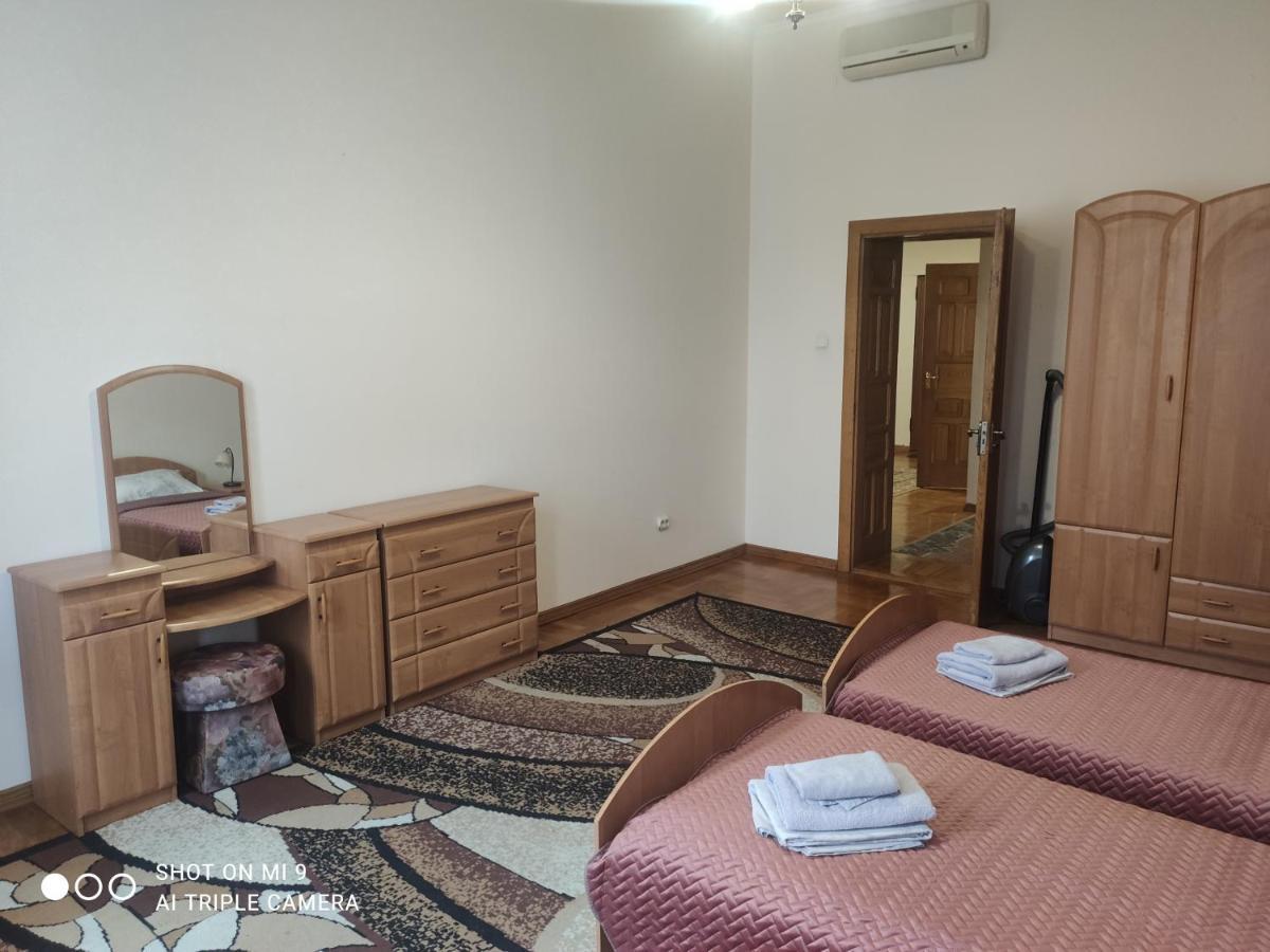 Apartments Domovik ,Kirilla I Mefodiya, 5 Mukaczewo Zewnętrze zdjęcie