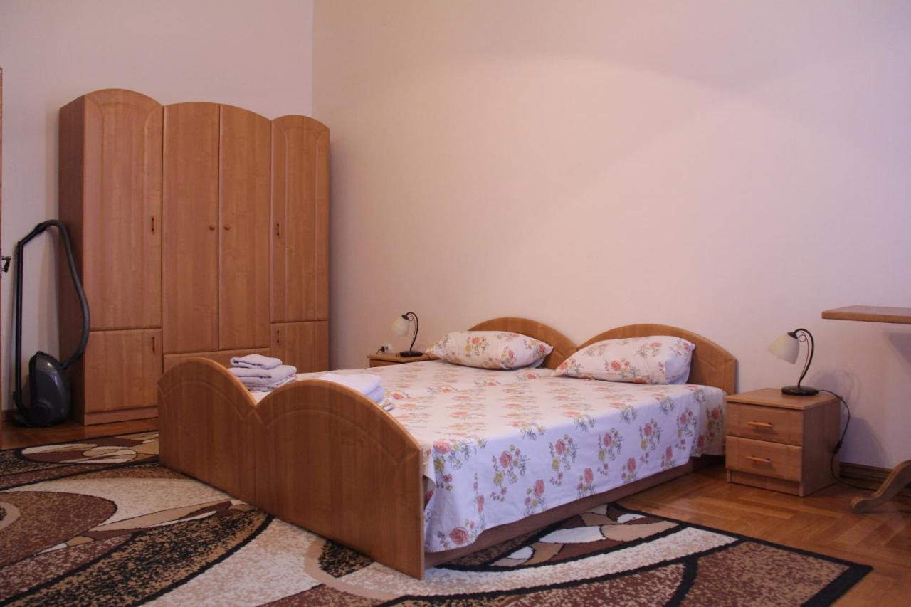 Apartments Domovik ,Kirilla I Mefodiya, 5 Mukaczewo Zewnętrze zdjęcie
