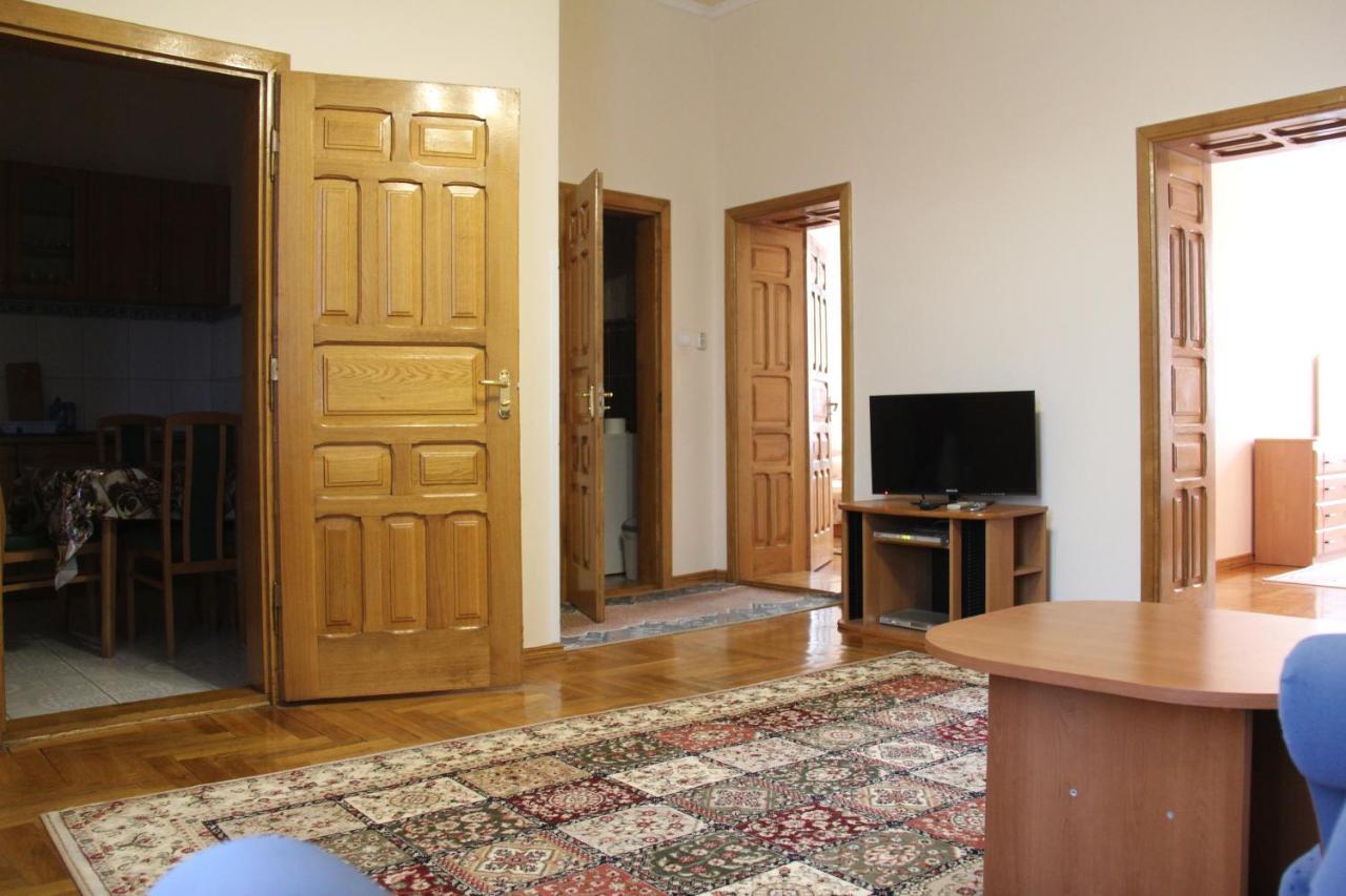 Apartments Domovik ,Kirilla I Mefodiya, 5 Mukaczewo Zewnętrze zdjęcie