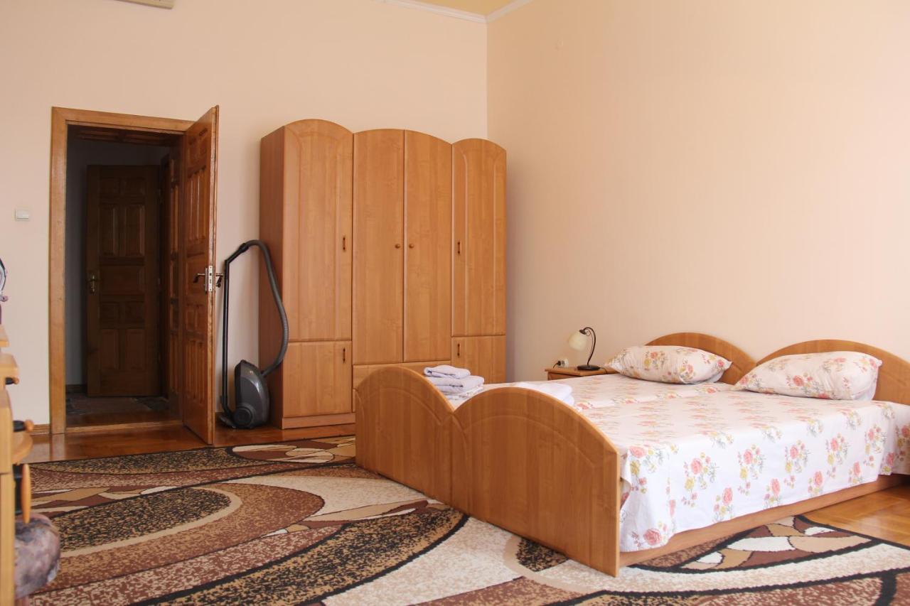 Apartments Domovik ,Kirilla I Mefodiya, 5 Mukaczewo Zewnętrze zdjęcie
