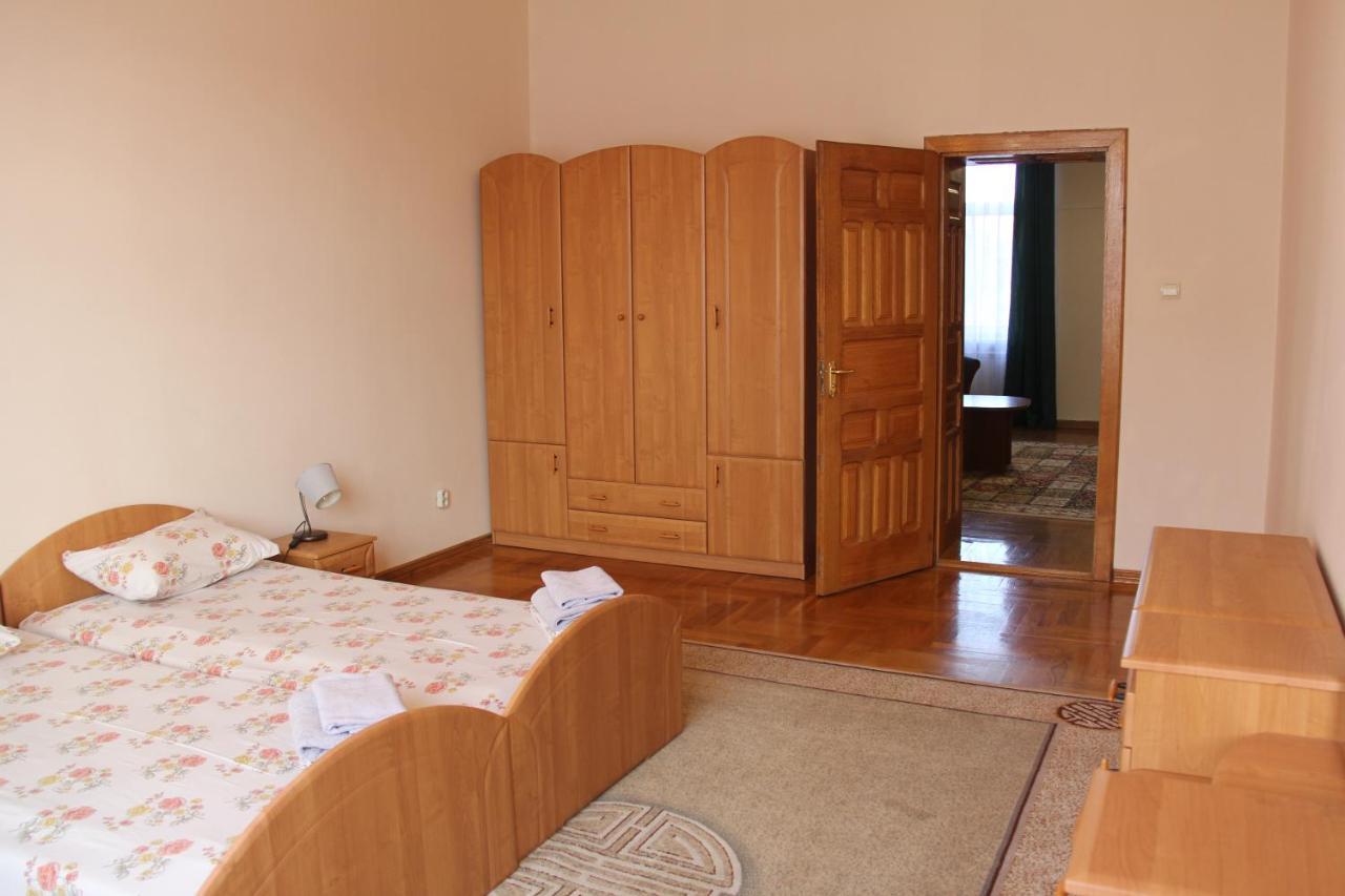 Apartments Domovik ,Kirilla I Mefodiya, 5 Mukaczewo Zewnętrze zdjęcie